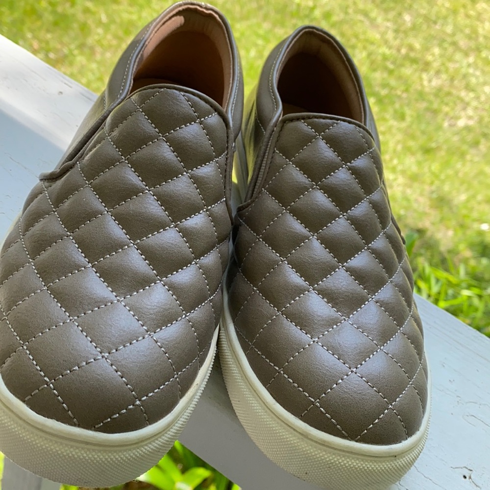 Comfy pair of neutral kicks! Goes with whatever you fancy…